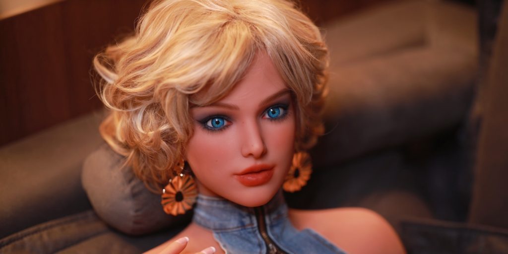 Levensechte MILF Lovedoll Anna. Kort blond haar en blauwe ogen