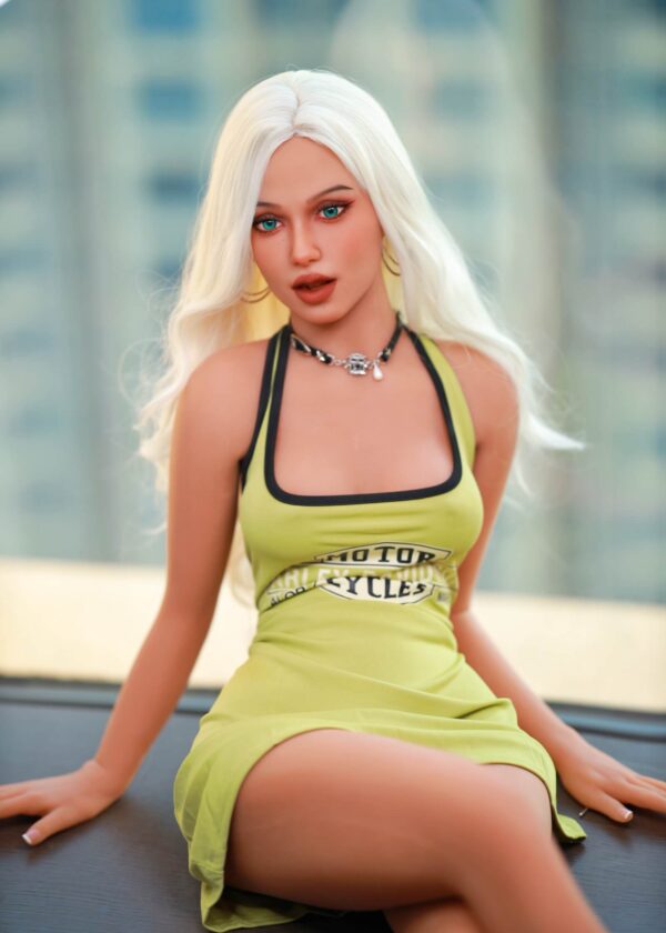 DutchDoll Jade | 158 cm En stock Poupée sexuelle blonde aux yeux bleus, assise sur une table