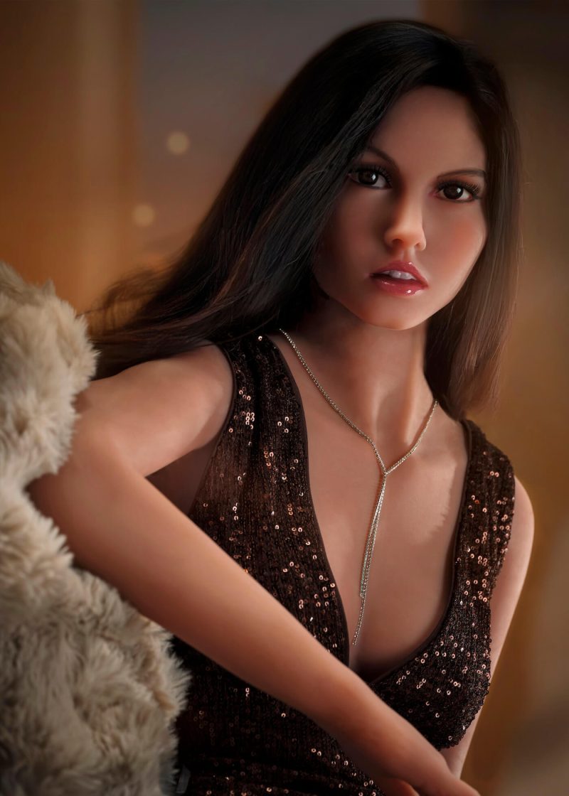 Poupée sexuelle réaliste en TPE, Yara, aux longs cheveux bruns, à la poitrine généreuse et aux courbes douces, dans une pose naturelle, avec une peau réaliste et un regard sensuel.